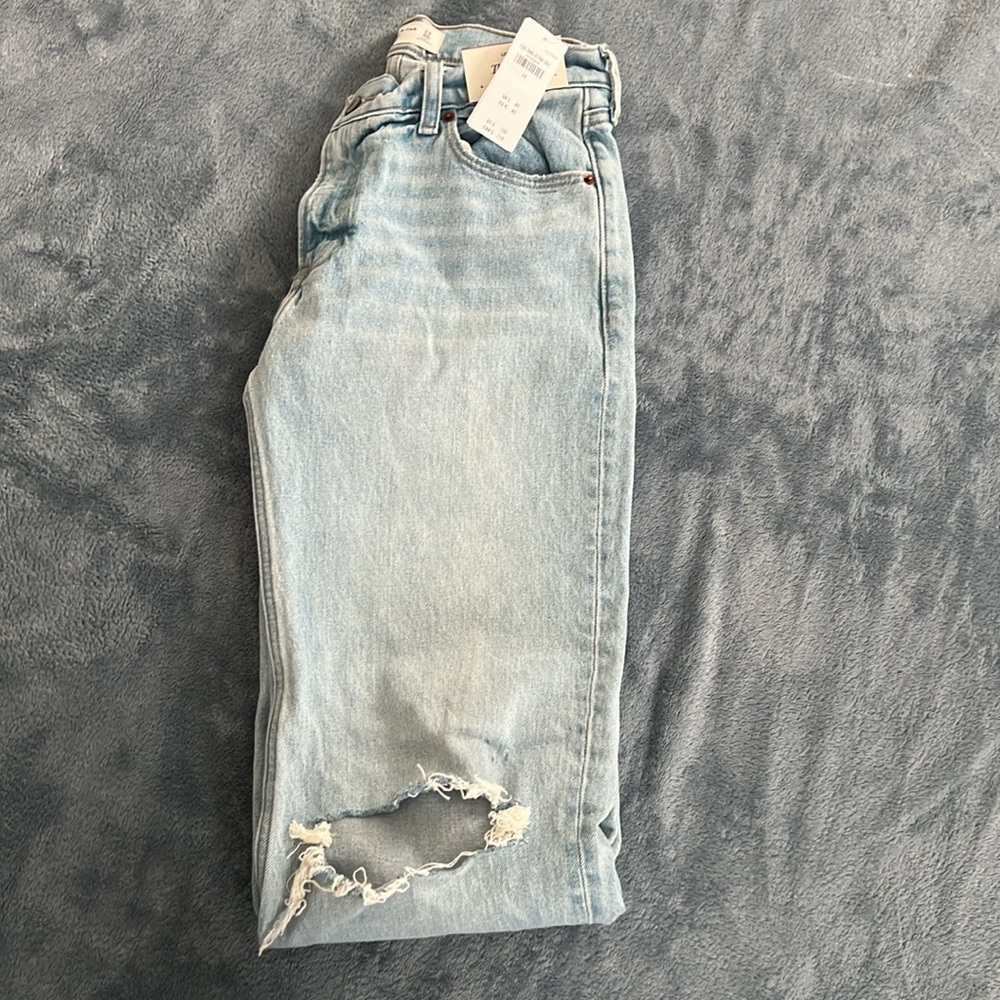 NWT Abercrombie low rise jeans - Picture 2 of 6